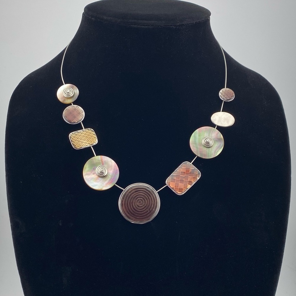 🇨🇦 Spoutnik Silver tone with nacre, and cream and brown metal pendants necklace